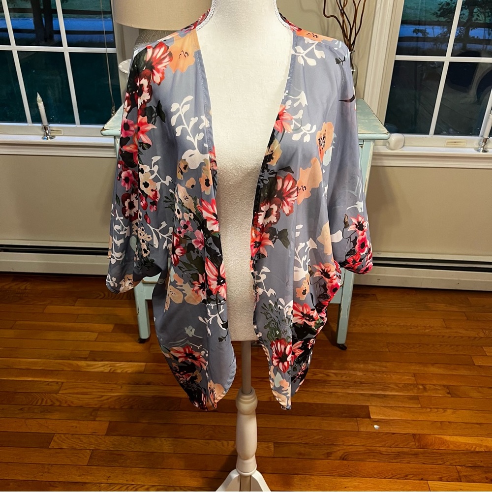 Light and pretty floral top/Swimsuit cover up. Small. D17
